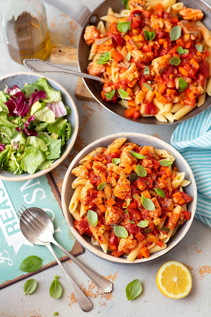 Nudeln mit Lachs und Gemüse in Tomatensauce