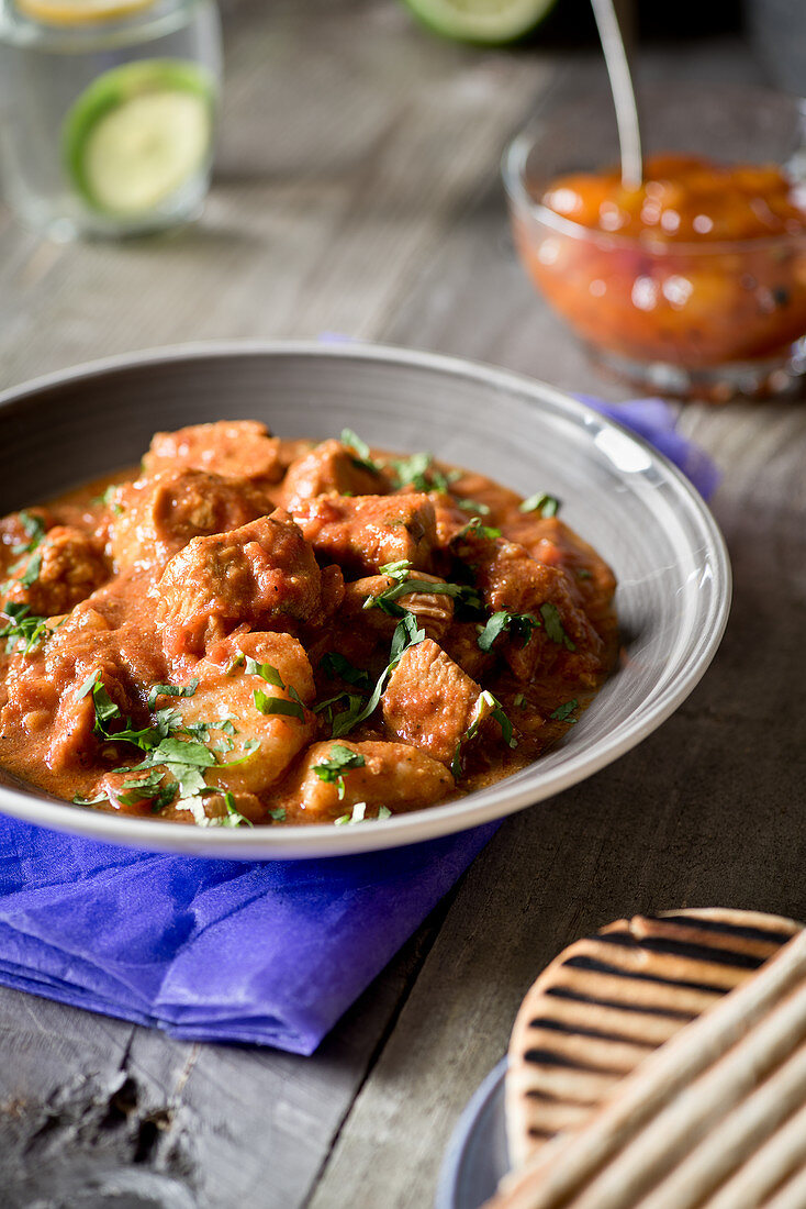 Rindercurry mit Koriander und Grillbrot