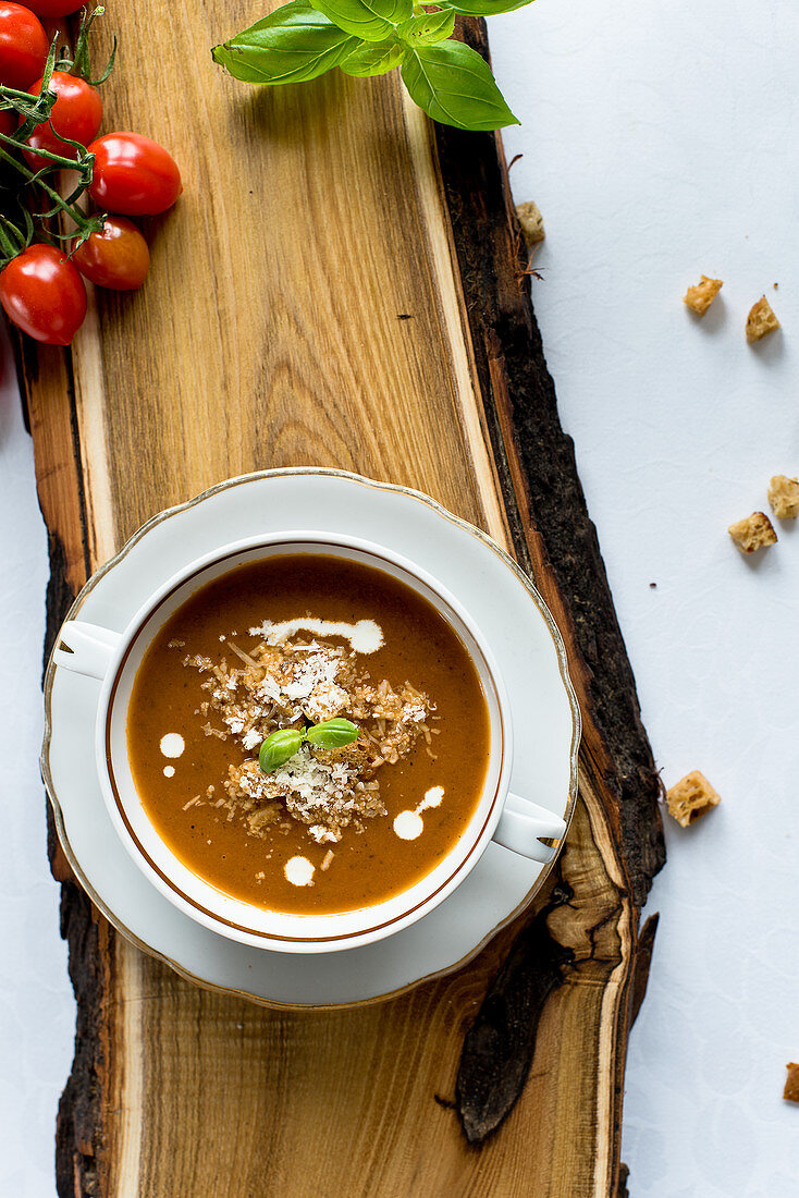 Cream of vegetable soup with rice, cream and basil