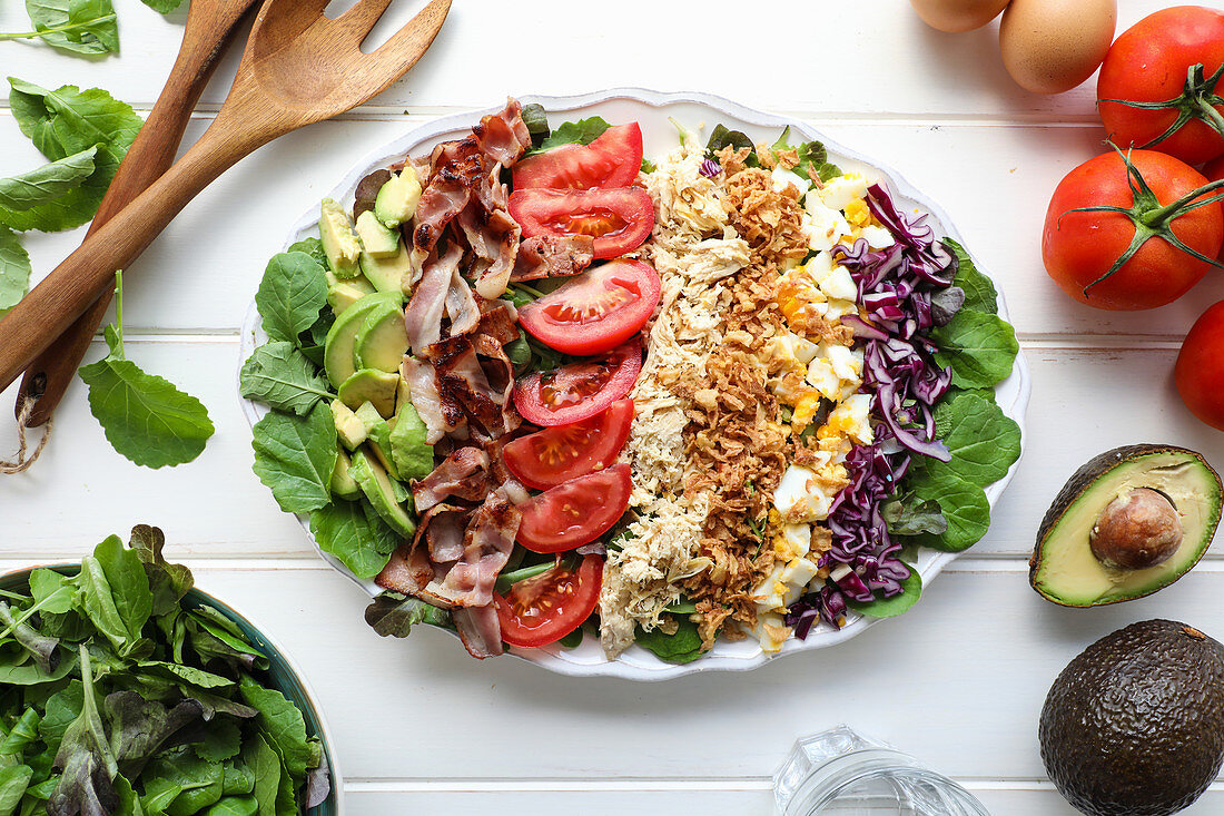Salatplatte mit Fleisch, Käse und Ei
