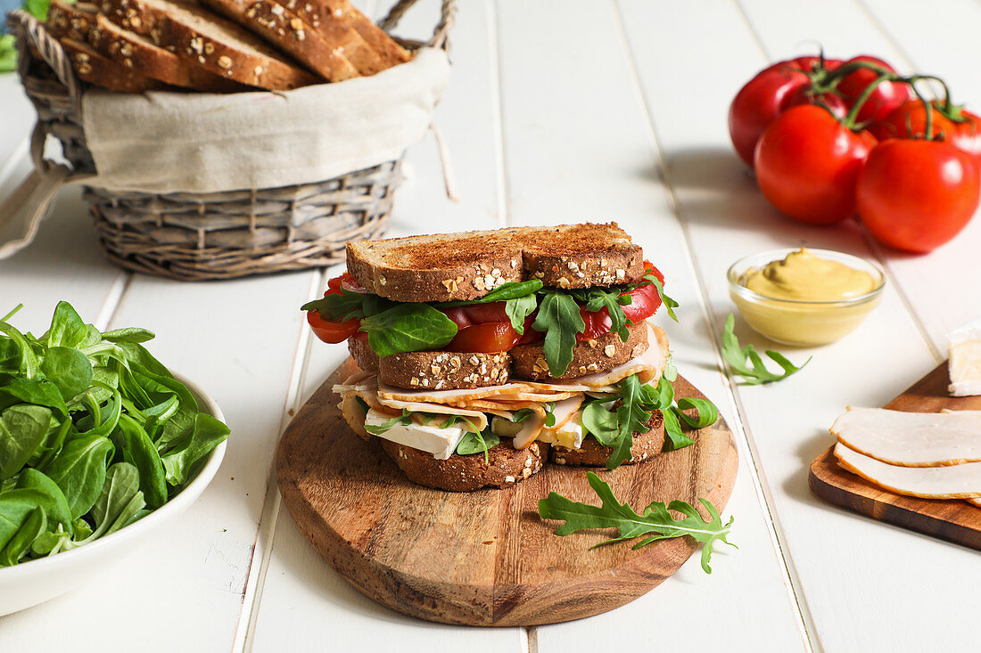 Sandwich mit Putenaufschnitt, Käse und Tomaten