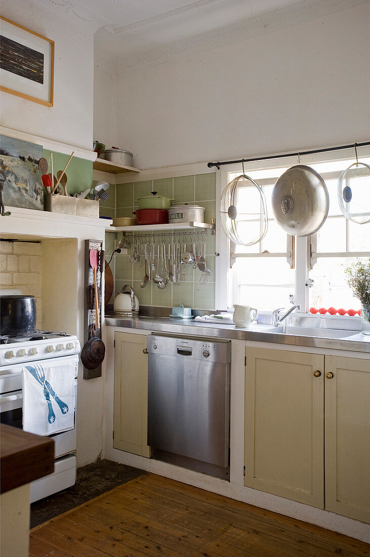 Kitchen with cream base units and gas cooker in niche