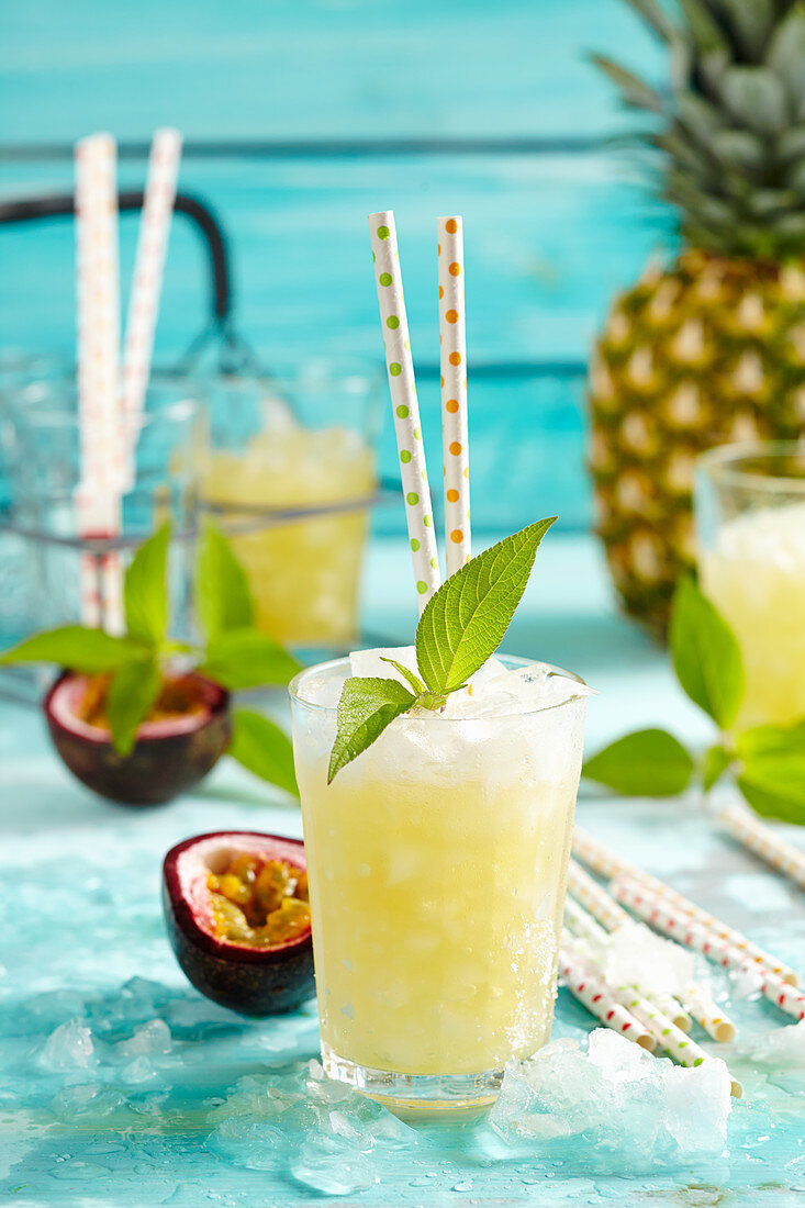Jamaica Fever (Cocktail mit Rum, Weinbrand, Maracuja, Ananas, Crushed Ice und Salbei)