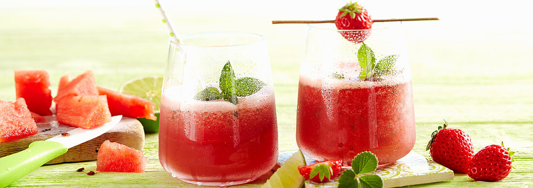Gefrosteter Wassermelonen-Erdbeer-Mojito mit Minze und Limette