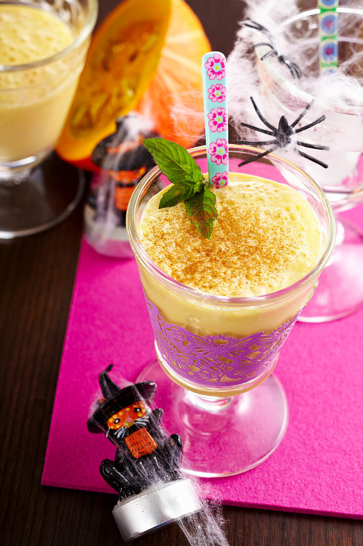 Pumpkin Shake (Kürbis-Milchshake mit Milch, Gewürzen, Rum und Vanille-Eis)