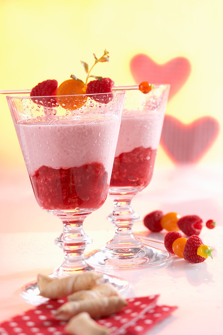 Raspberry smoothie with yoghurt, vanilla, cape gooseberries and mint