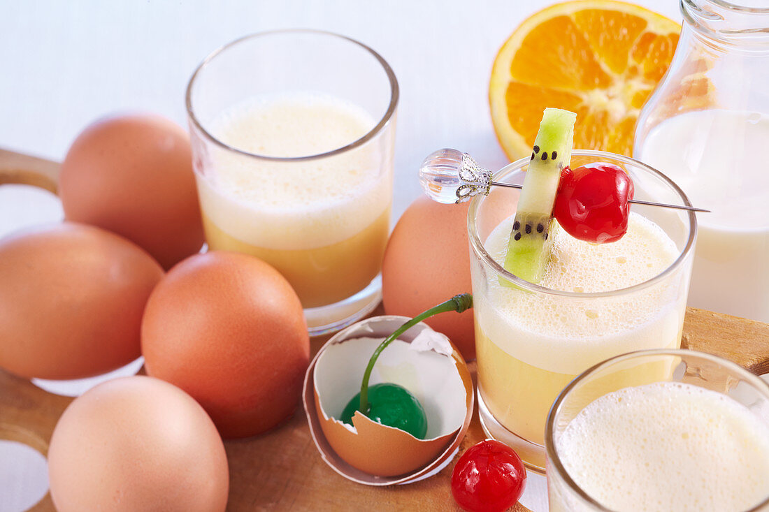 Golden Egg aus Orange, Milch, Vanilleeis, Eigelb, Limette und Fruchtspiess