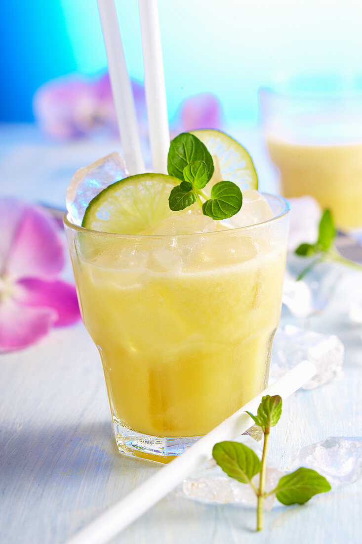 Alkoholfreier exotischer Fruchtdrink mit Ananas, Grapefruit, Limette und Kokosmilch