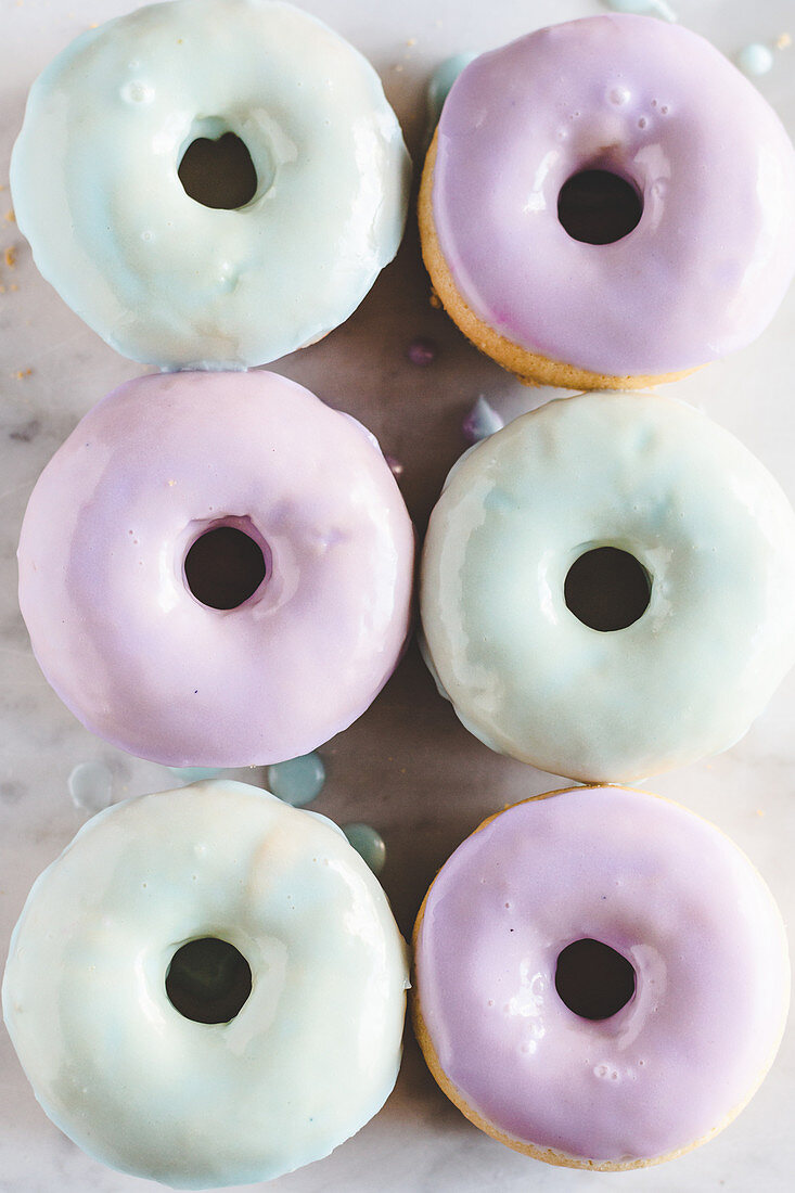 Donuts mit pastellfarbener Zuckerglasur
