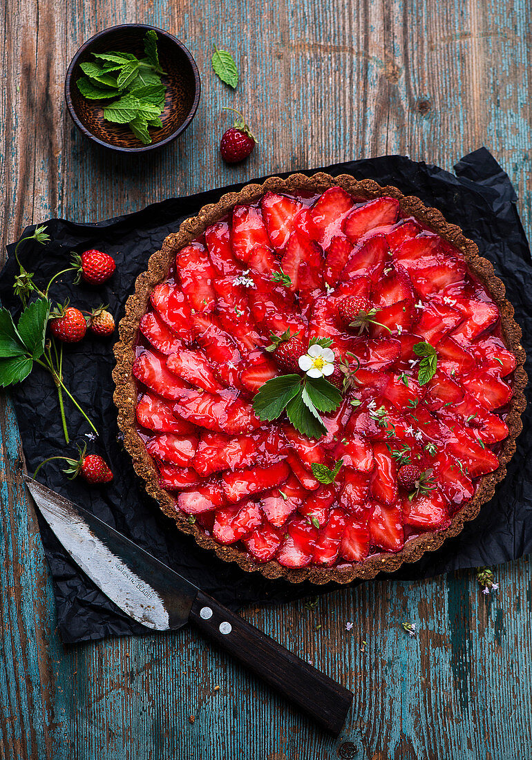 Strawberry tart with strawberry blossoms