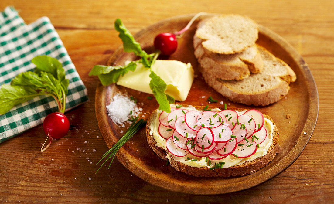 Sandwiches with radish slices