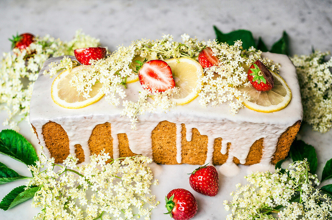 Springy box cake with elderflowers and strawberries