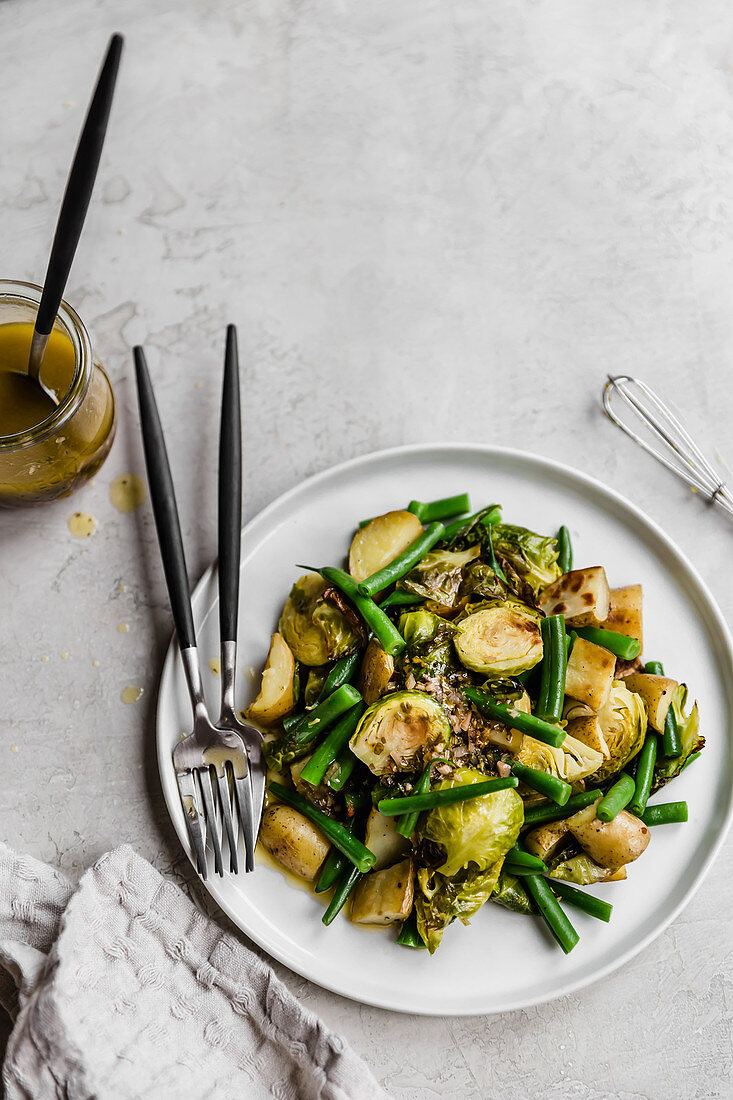 Röstgemüsesalat mit Rosenkohl, Kartoffeln und grünen Bohnen