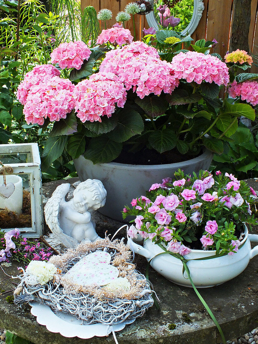 Hortensie, Engelfigur, Mini-Petunie, Rebherz und Windlicht