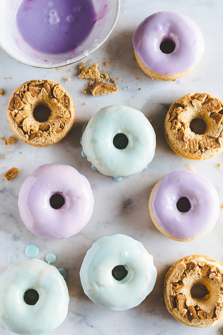 Violette und pastellblaue Donuts