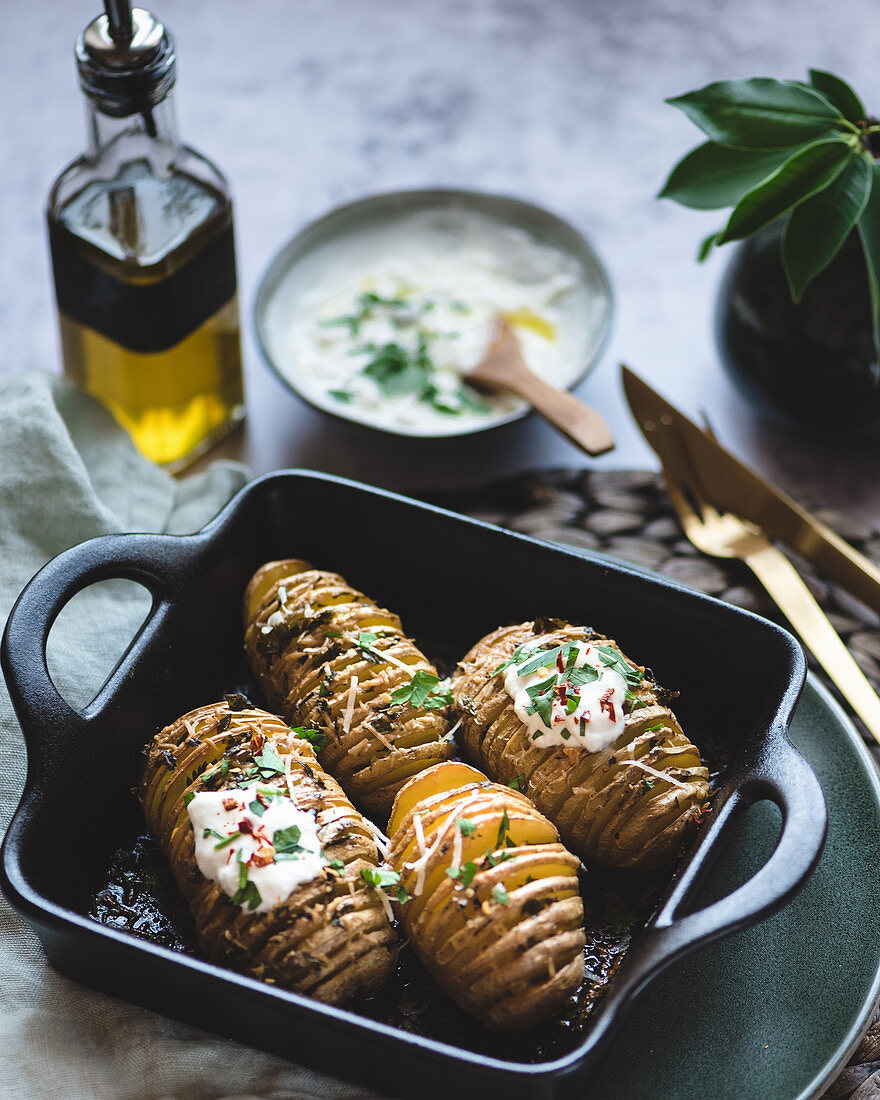 Hasselback-Kartoffeln mit Joghurtcreme, Parmesan, Petersilie und Knoblauch