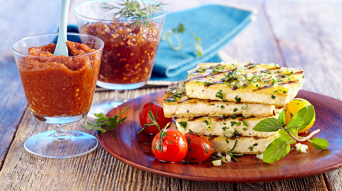 Gegrillter Tofu, mariniert, mit zweierlei Saucen (Gurkenrelish und Zucchinicreme)