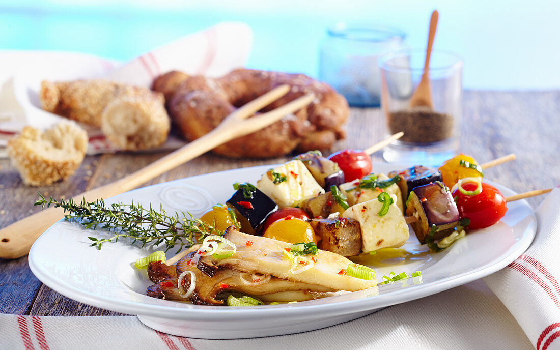 Feta-Gemüse-Spiesse vom Grill mit Pilz-Antipasti und Brot