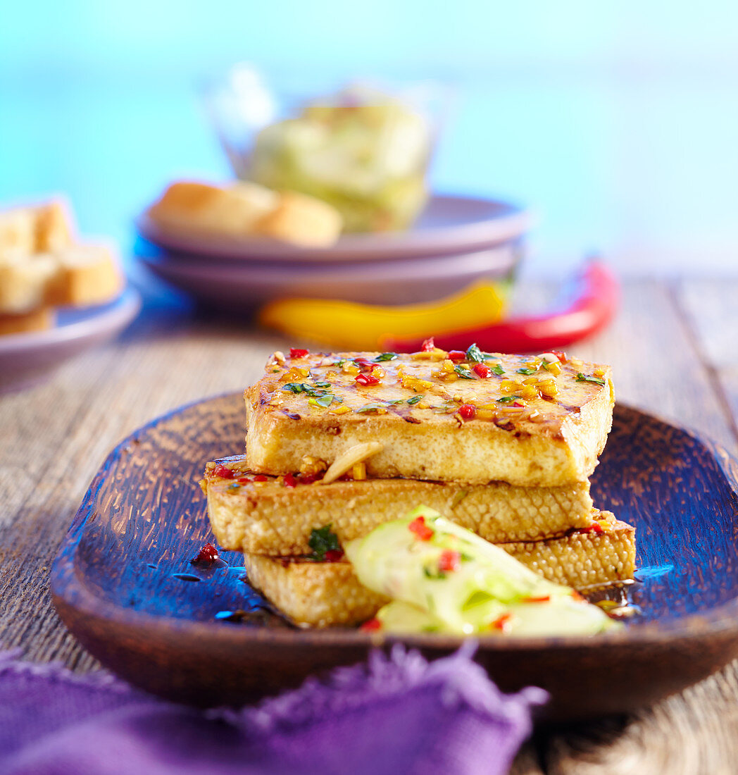 Tofu vom Grill in asiatischer Marinade und scharfem Gurkensalat