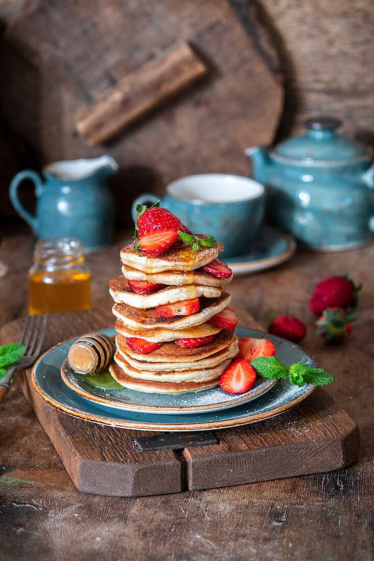 Pancakes with strawberries and honey