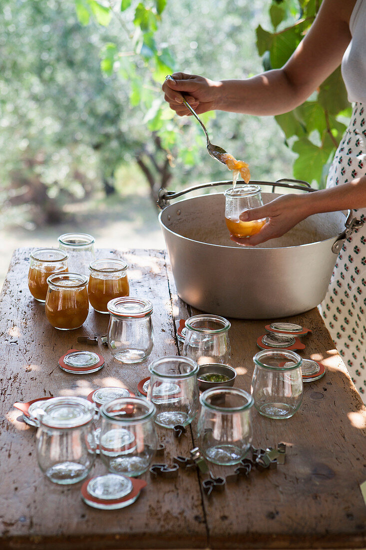 Zitronen-Rosmarin-Marmelade in Gläser füllen