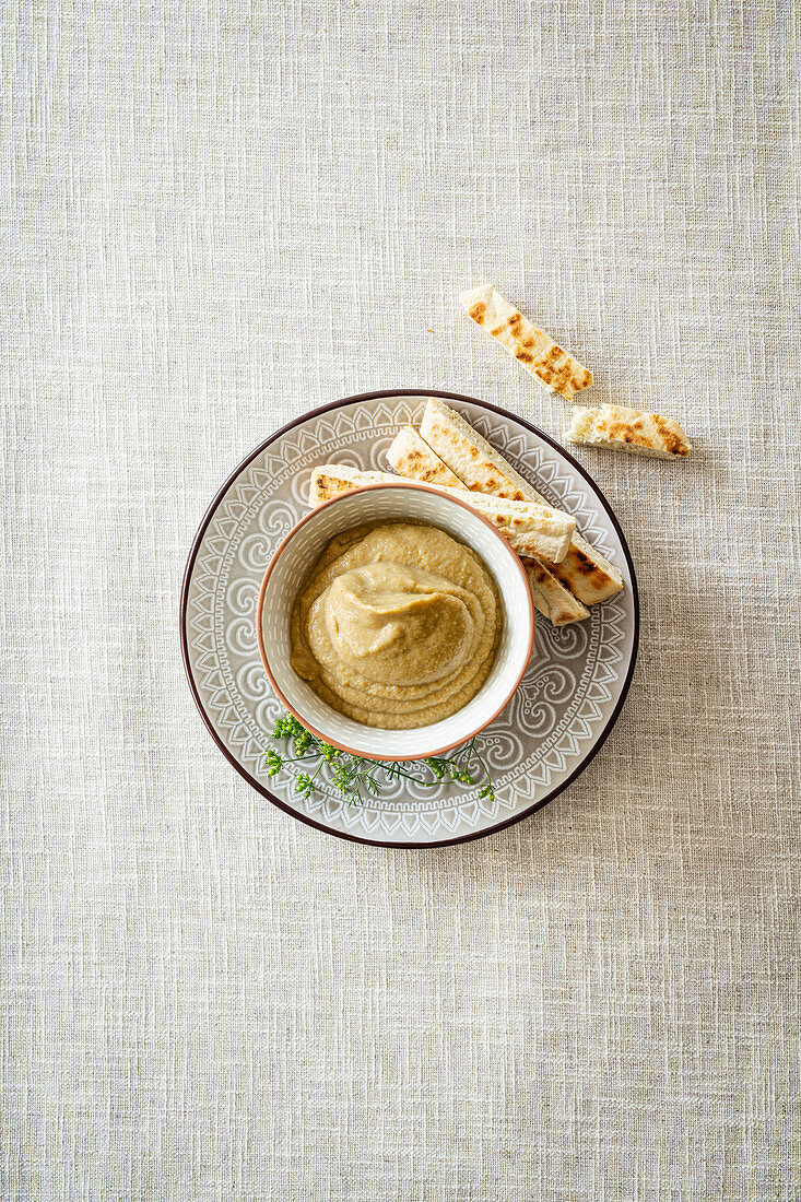 Baba Ganoush mit Brotstangen (Auberginencreme, Levante-Küche)