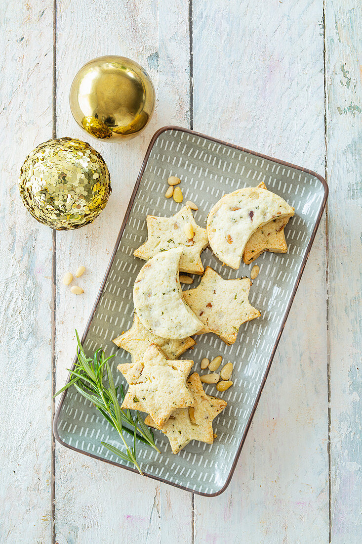 Mürbeteig-Sterne mit Pinienkernen und Rosmarin zum Weihnachten