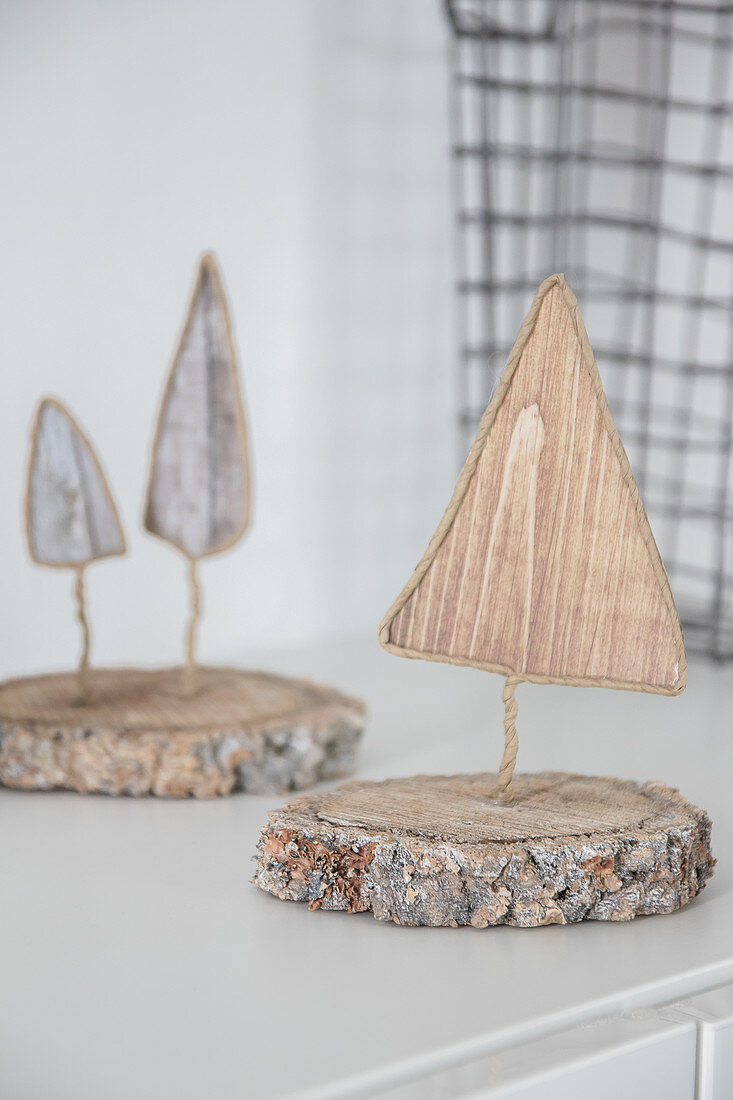 Fir-tree ornaments made from wire, wood-patterned paper and pieces of wood