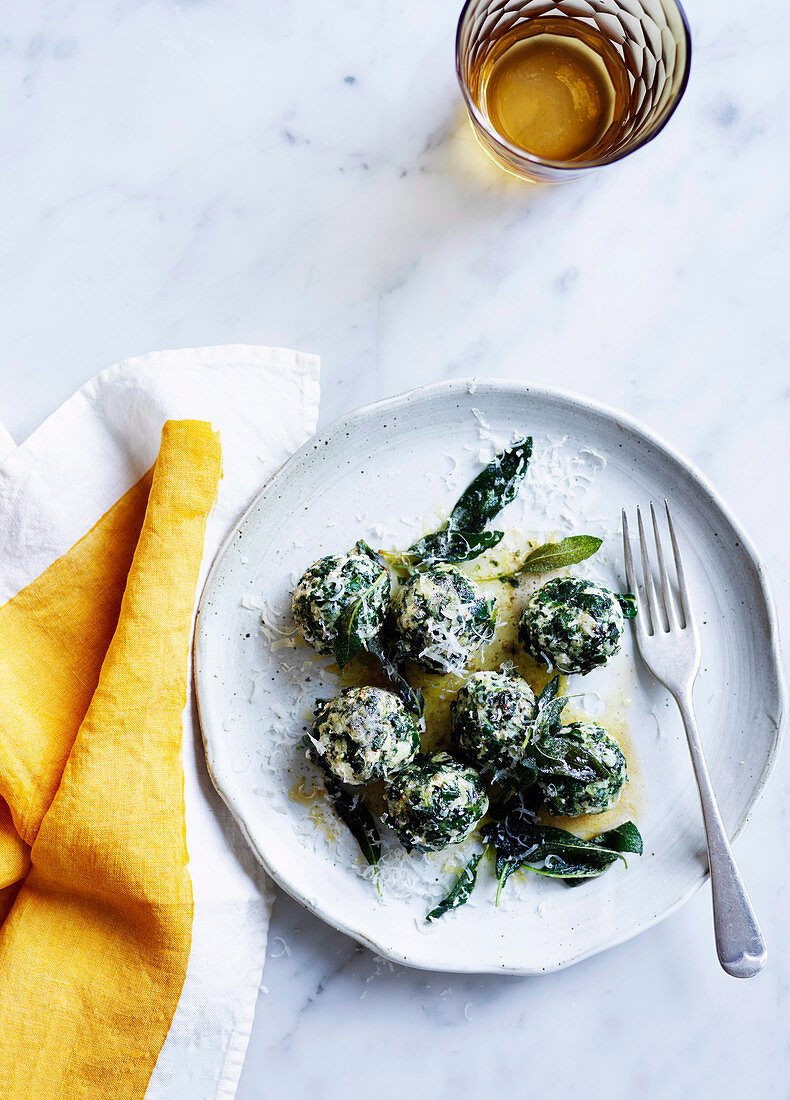 Ricotta-Mangold-Gnocchi mit Salbeibutter und Parmesan
