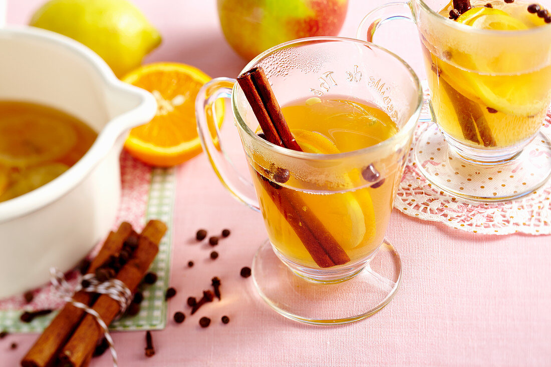 Hot apple must with oranges, lemon, cloves, cinnamon and allspice