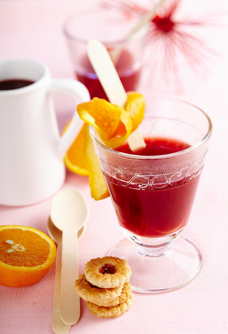 Alkoholfreier fruchtiger Advents-Punsch mit Orange, Saft und Zimt, dazu Plätzchen