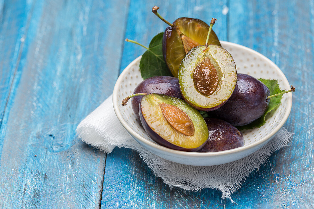 Frische Pflaumen in einer Schale