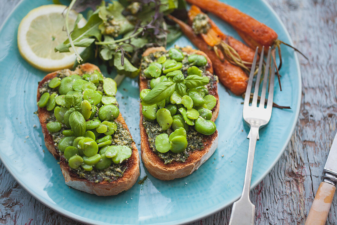 Röstbrot mit Dicken Bohnen, Pesto und Basilikum