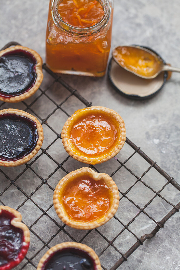 Torteletts mit Marmelade auf Abkühlgitter