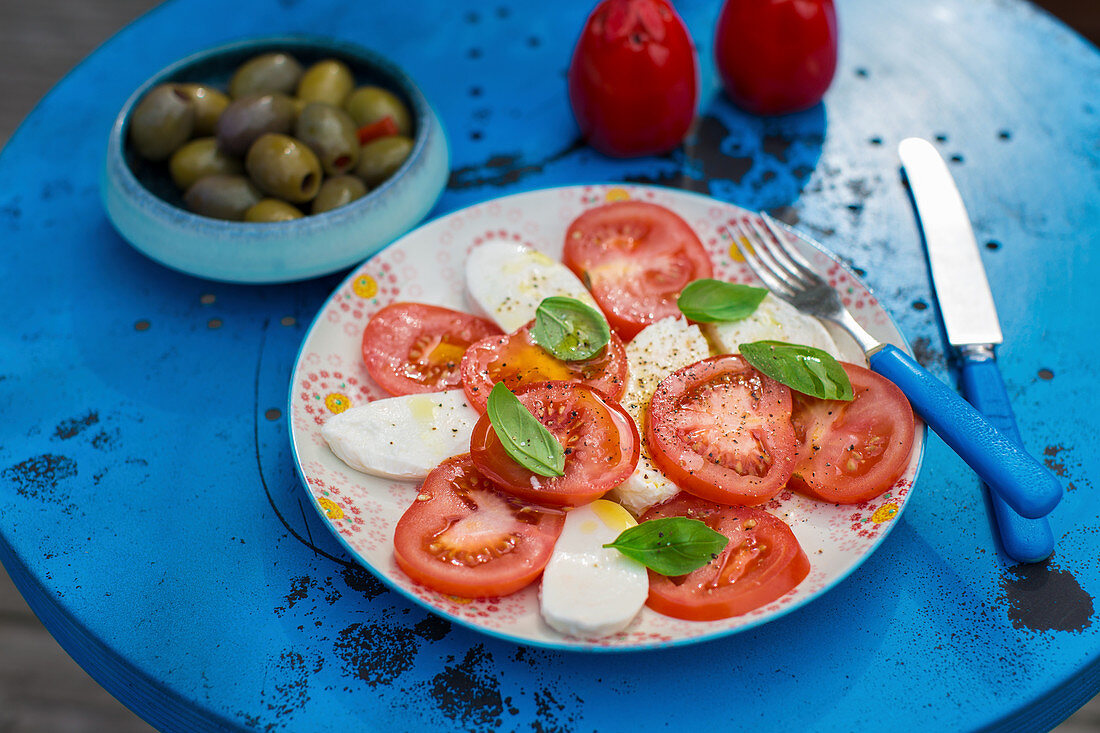 Tomatensalat mit Mozzarella und Basilikum