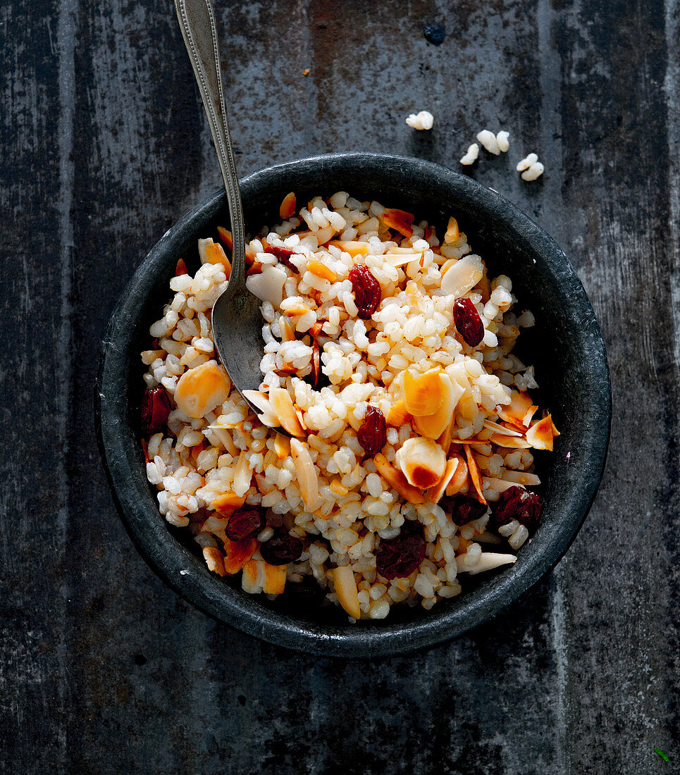 Pilau with raisins and roasted almonds