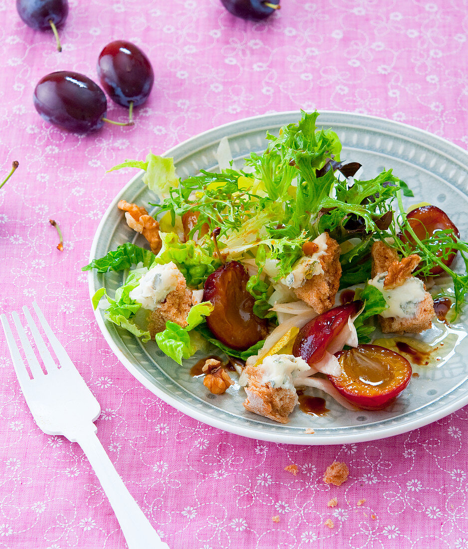 Salat mit Ciabatta, Zwetschgen und Gorgonzola