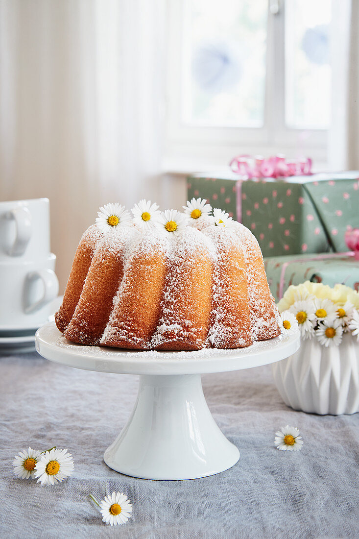 Zitronengugelhupf mit Gänseblümchen zum Geburtstag