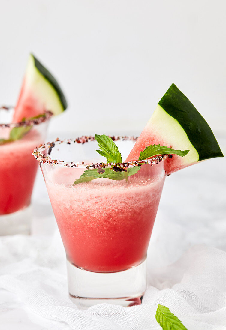 Wassermelonen-Margarita mit frischer Minze und Wassermelonenscheibe