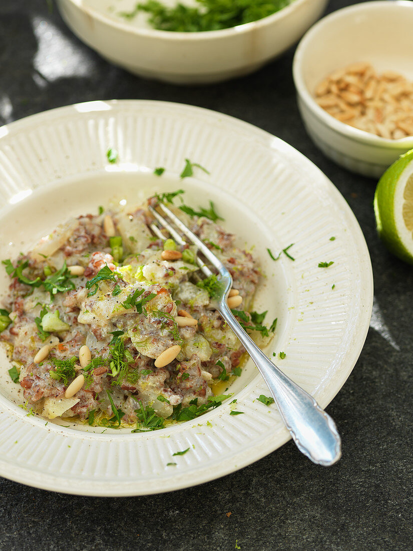 Roter Risotto mit Fenchel und Pinienkernen