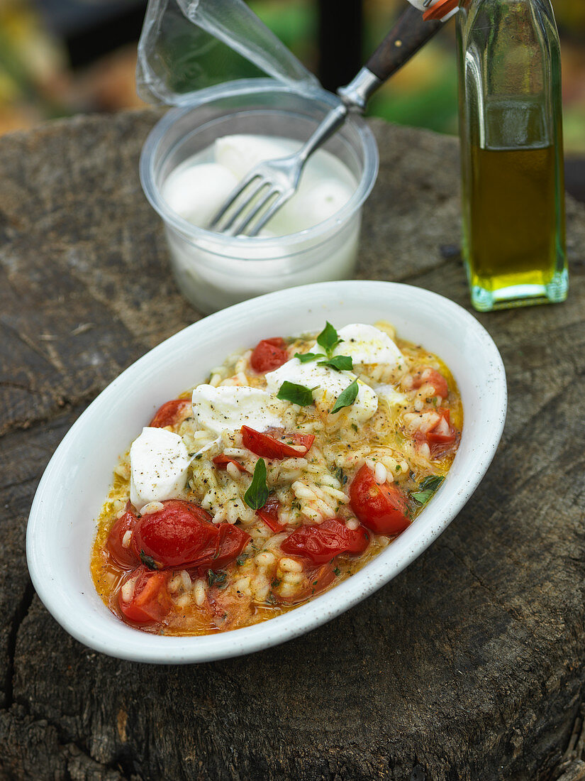 Tomatenrisotto mit Mozzarella und Basilikum