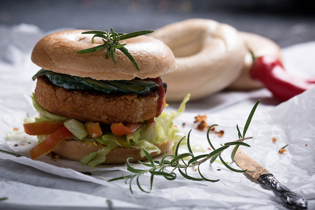 Veganer Tofu-Bohnen-Bratling mit Salat im Bagel