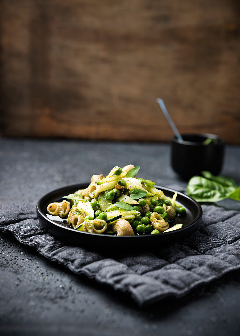Wholemeal elbow macaroni with chard pesto, peas and leek – vegan