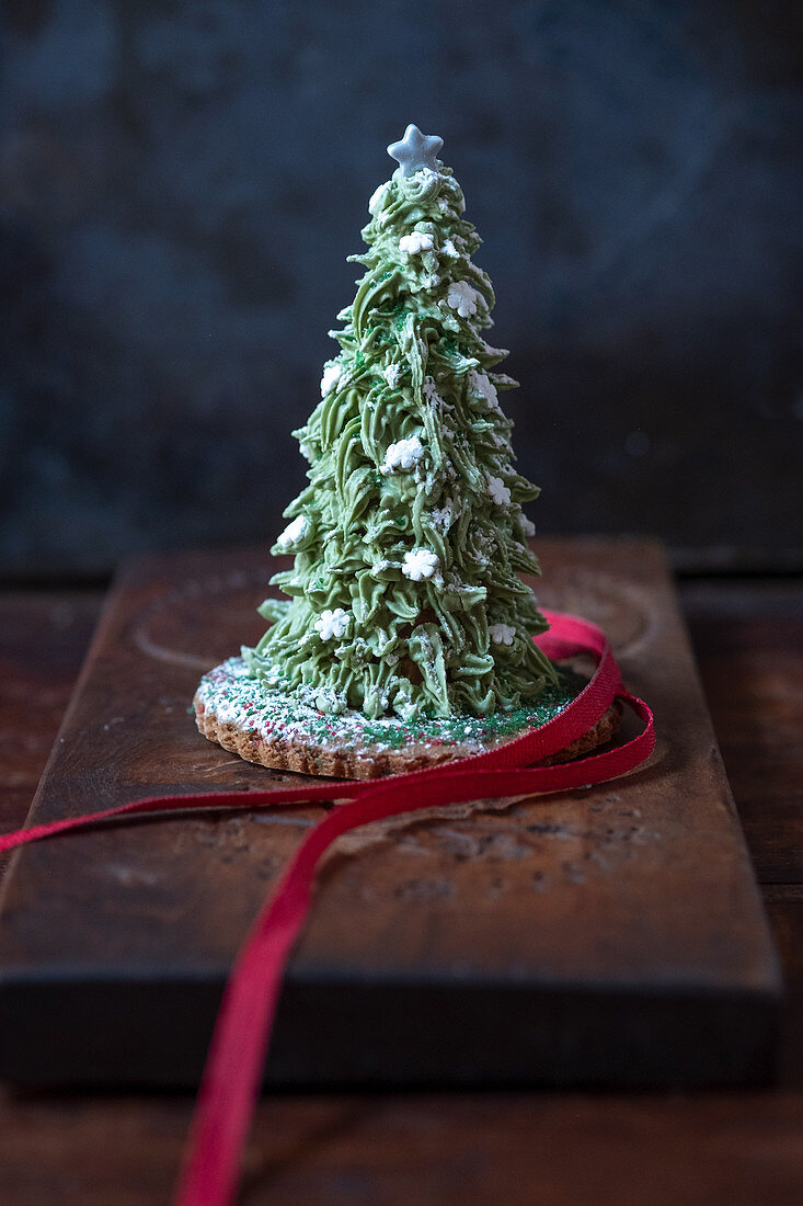 Tannenbaum-Torte aus Buttercreme auf Honigkuchenbasis