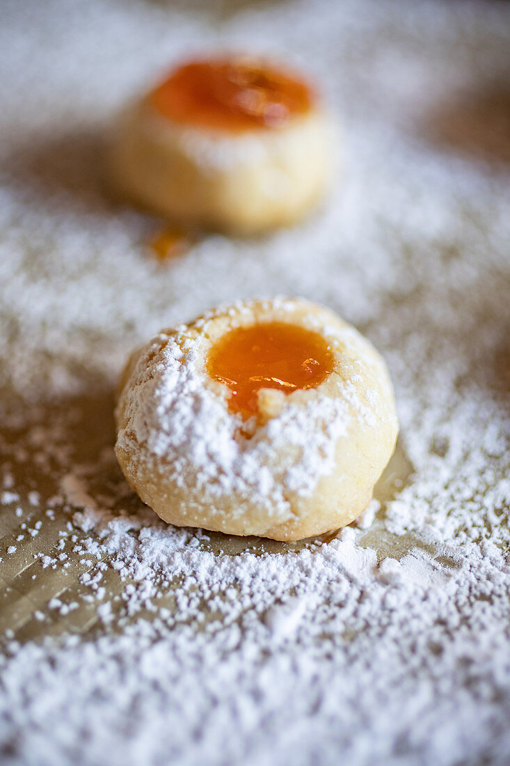 Husarenkrapferln (shortbread jam biscuits) in icing sugar