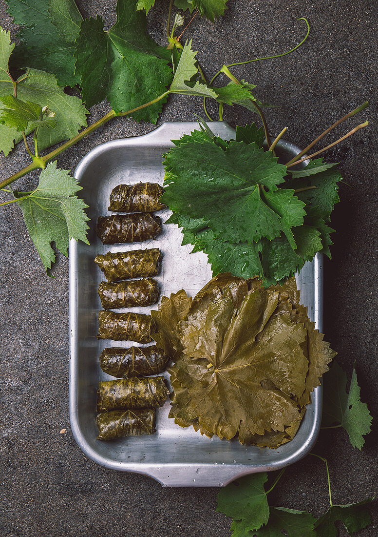 Eingelegte und gefüllte Weinblätter in … – Bild kaufen – 12677176 Image ...