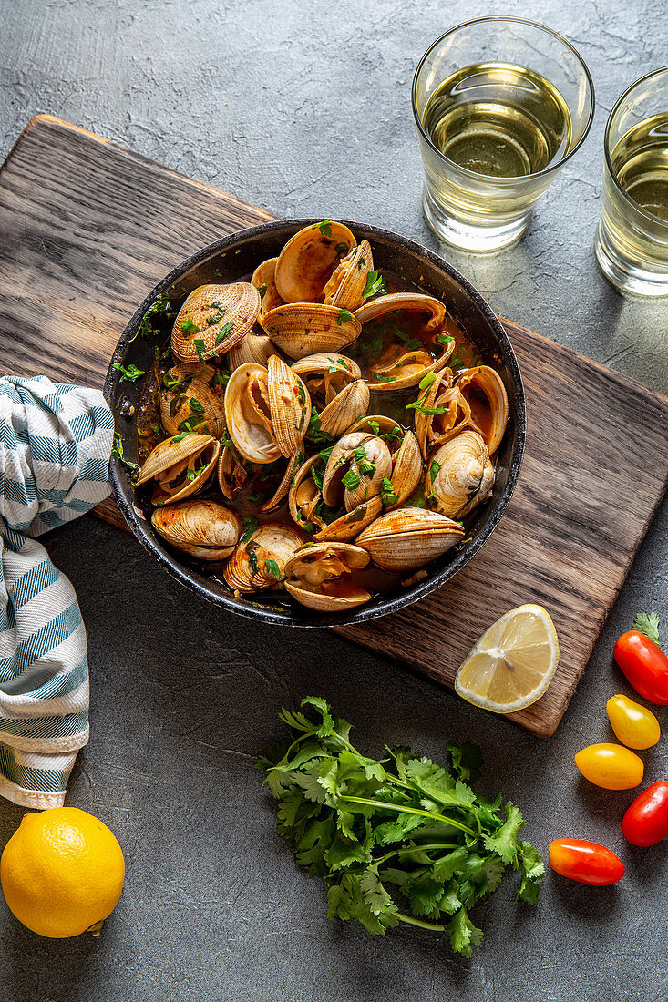 Clams with cilantro and white wine