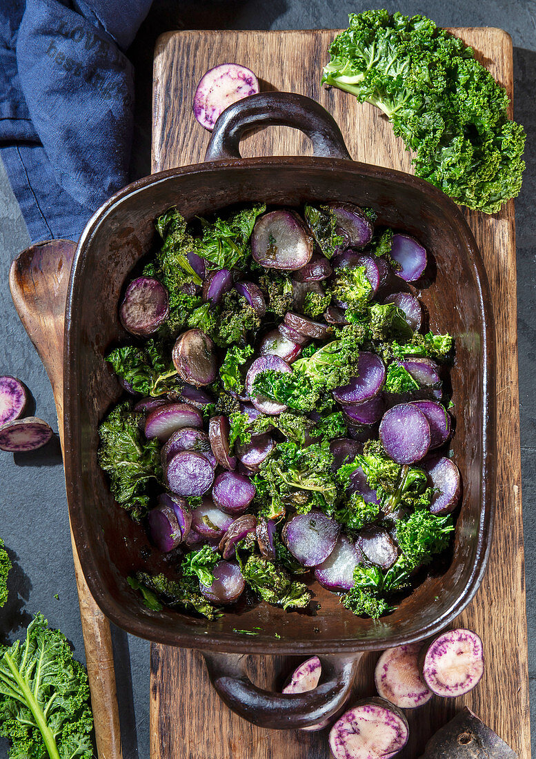 Violette Kartoffelscheiben und Grünkohl aus dem Ofen