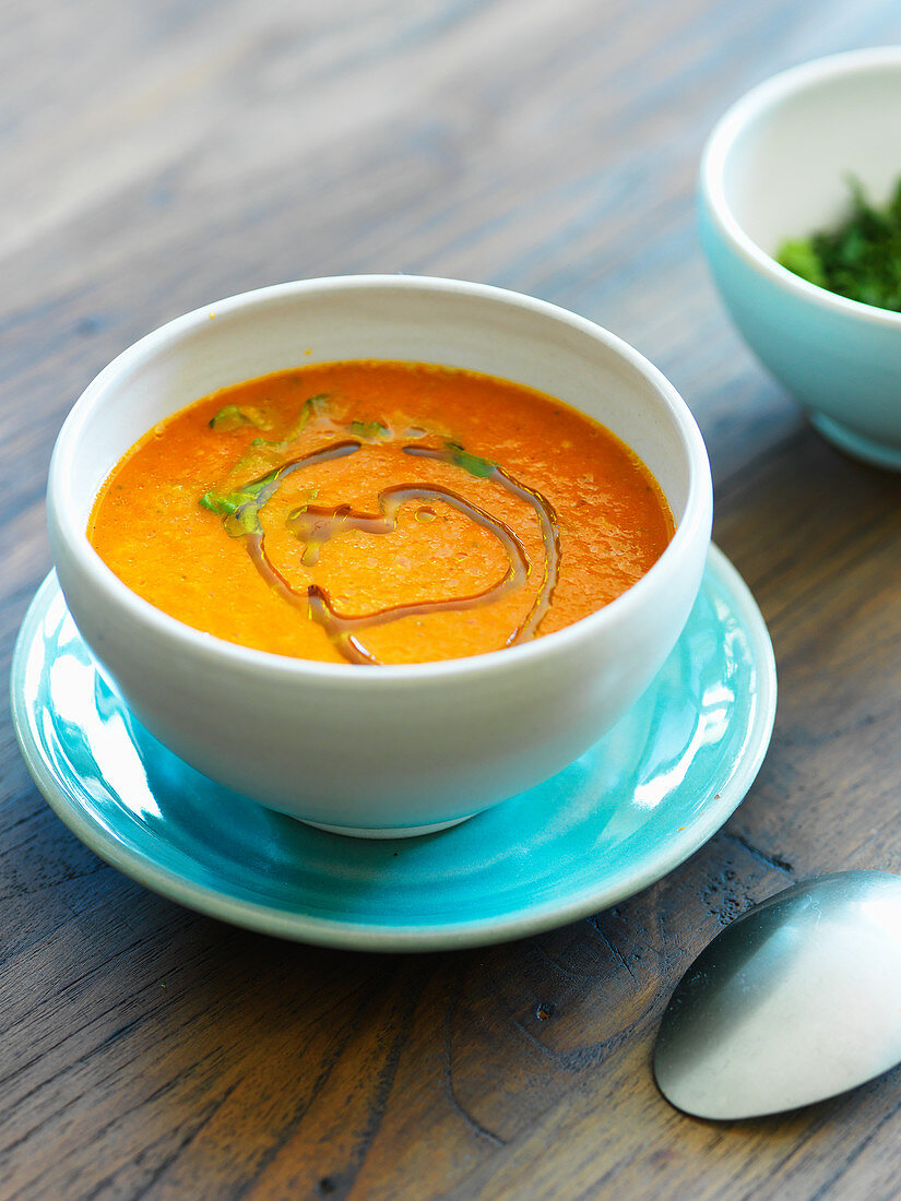 Cremige Tomatensuppe mit Basilikum