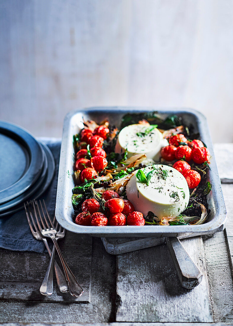 Ganz gebackener Ricotta mit Linsen und gebratenen Kirschtomaten